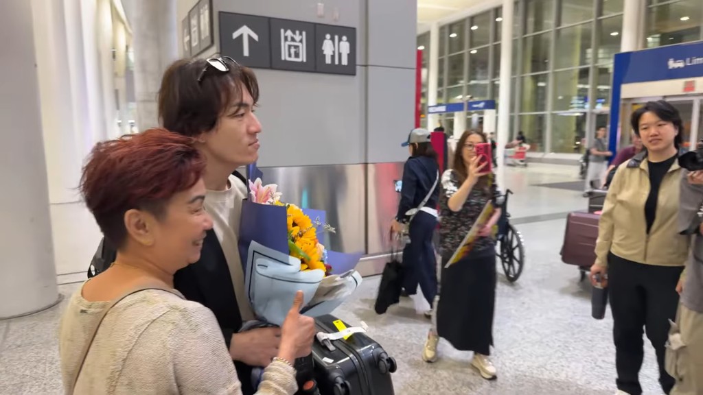 鄭家聲親民無架子,在機場大堂與接機粉絲合照。(影片截圖:《杜挺好味道》) 鄭家聲親民無架子,在機場大堂與接機粉絲合照。(影片截圖:《杜挺好味道》)