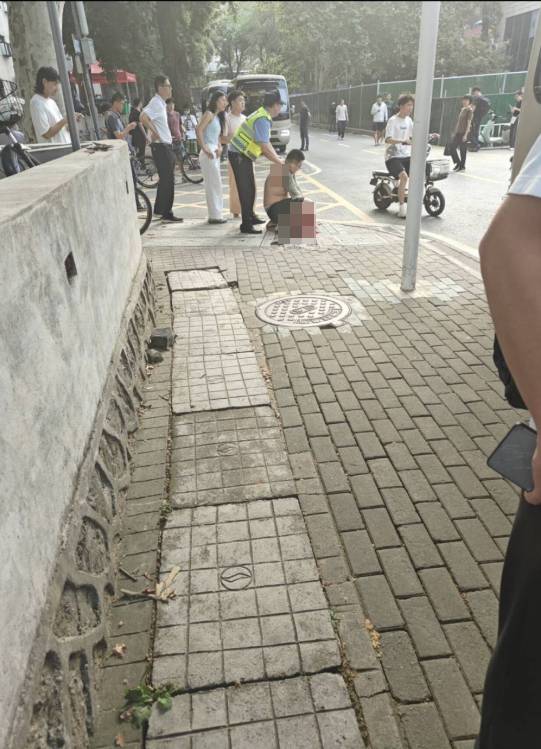 多名傷者浴血逃出戶外等待救治。 多名傷者浴血逃出戶外等待救治。