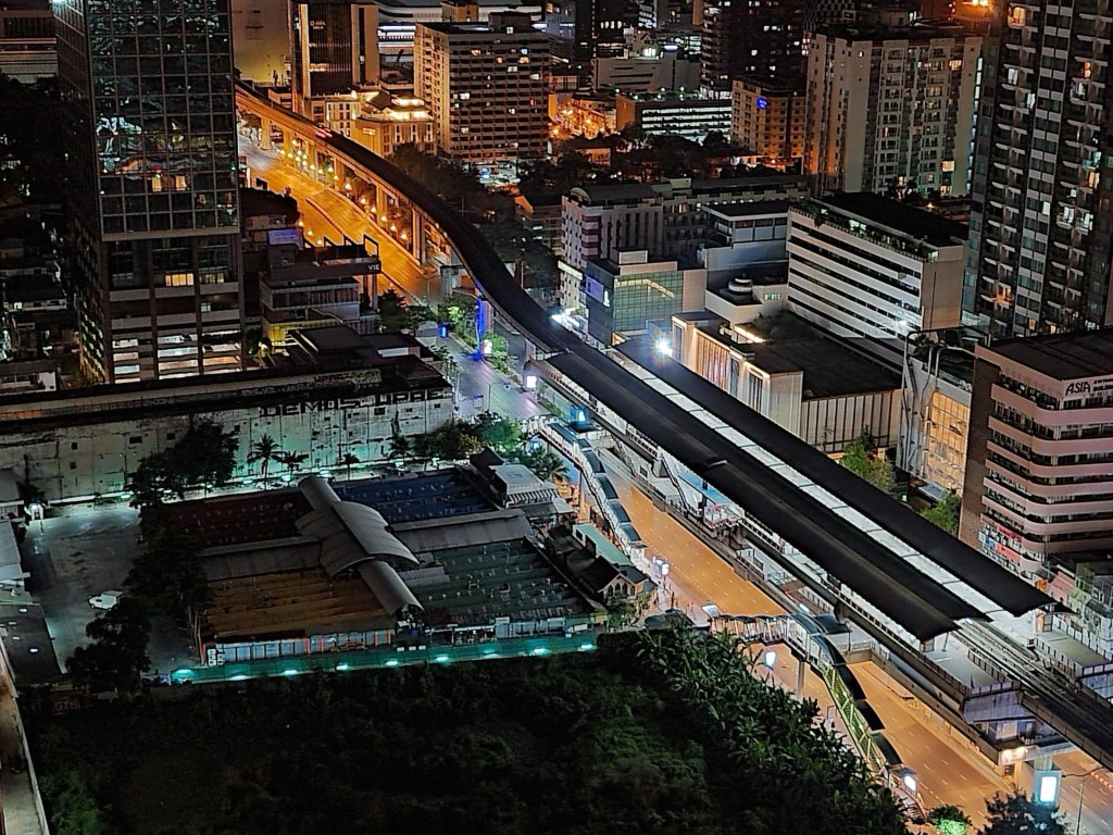 宵禁中曼谷條街冇車冇人。