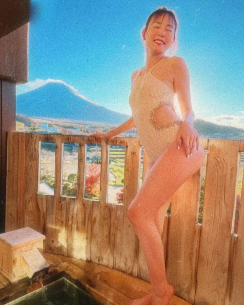 李蘊在私人風呂望住富士山，景色優美。