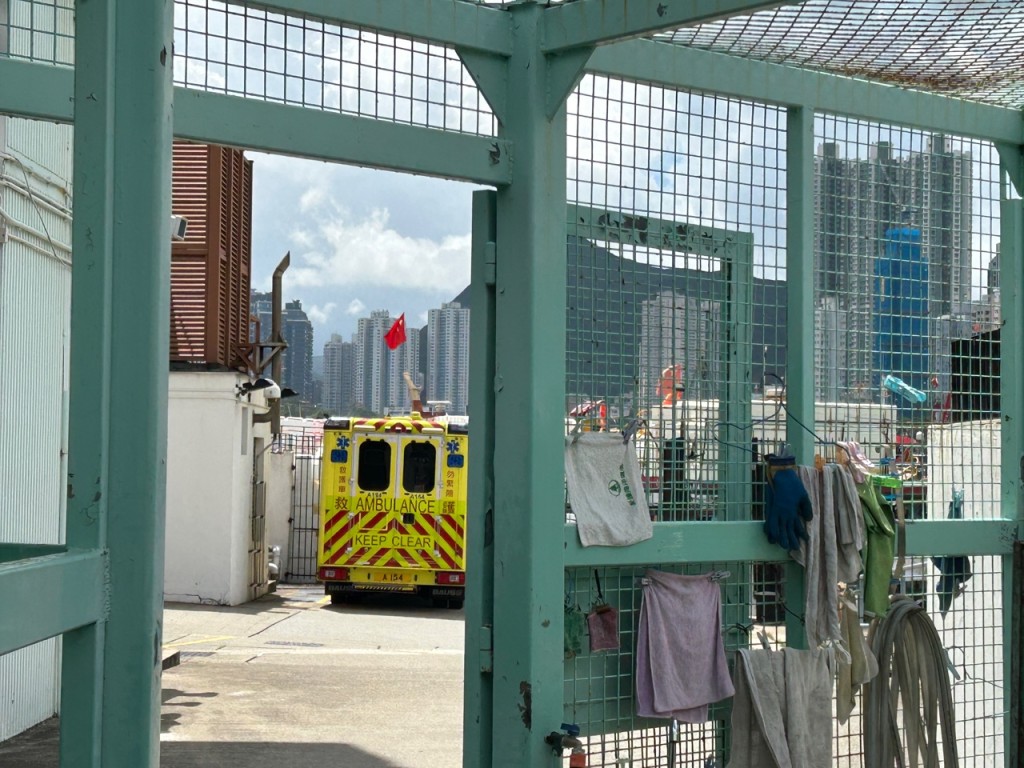 救护车在香港仔灭火轮码头戒备。蔡楚辉摄