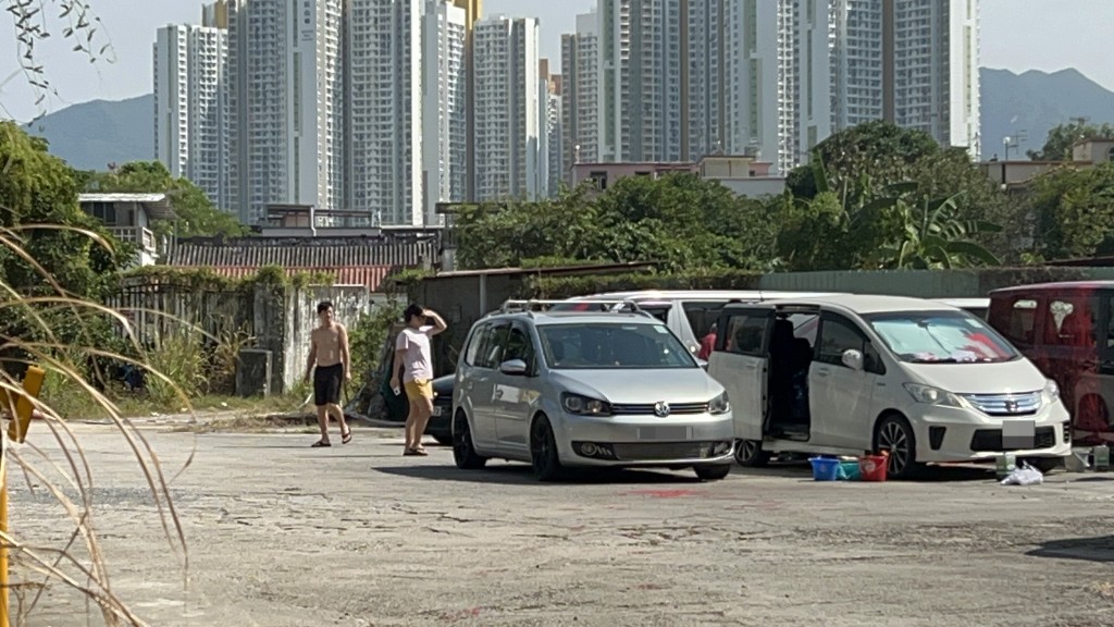 新屋村一個露天停車場內，多輛汽車遭淋紅油。林思明攝