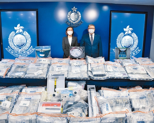 署理總警司吳穎詩(左)及警司陳江明展示搜獲的可卡因毒品。