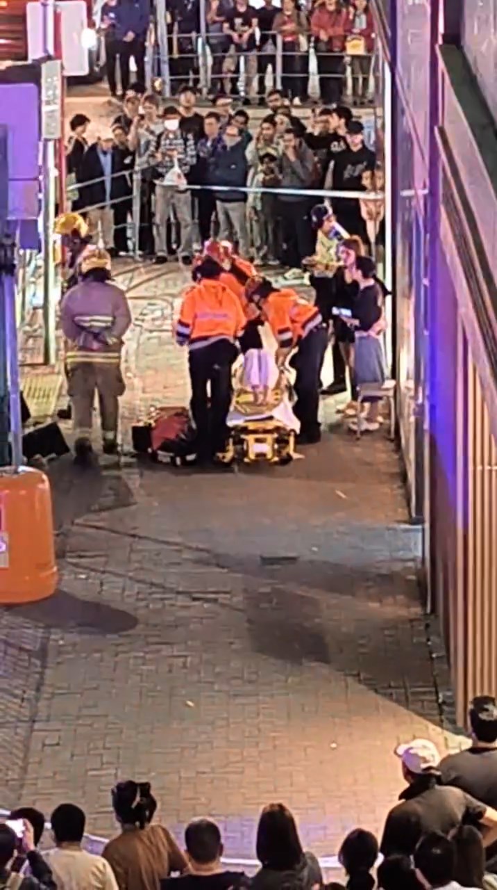 救護員替傷者進行急救。網上片段截圖