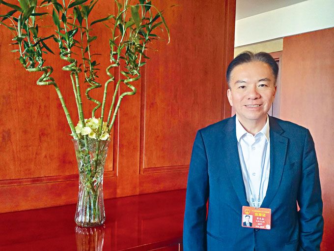黄友嘉对政府计划以扣税优惠，推动打工仔增加供款的做法，乐观其成。