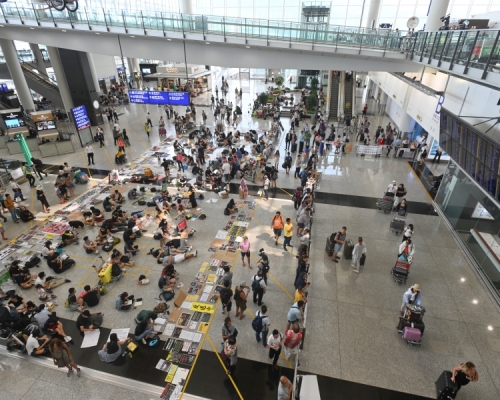 去年8月13日,示威者在機場舉行示威活動。資料圖片