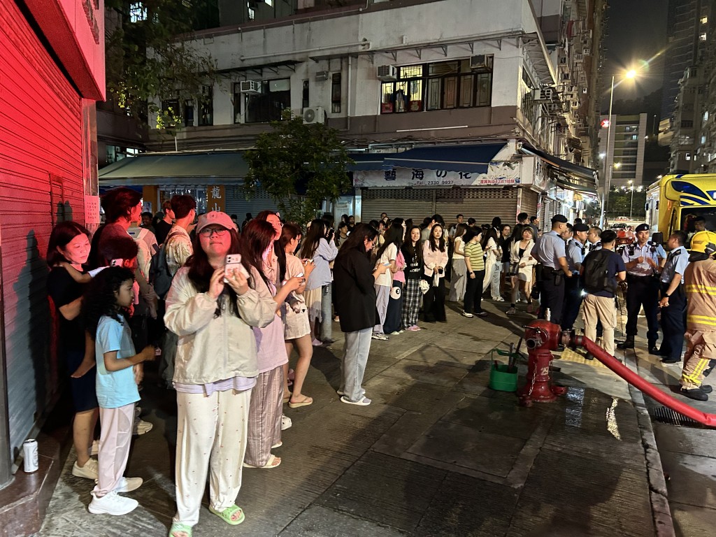 大量住客逃生至安全位置。曾志恒攝 大量住客逃生至安全位置。曾志恒攝
