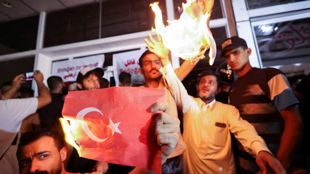 幾十名示威者在土耳其簽證中心外焚燒土耳其國旗。路透社