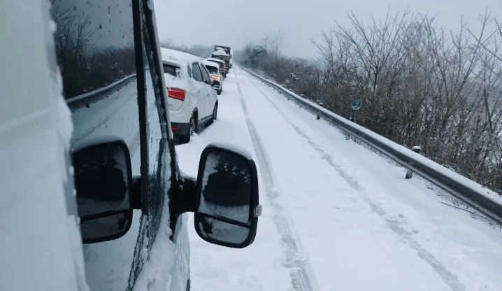 因湖北暴雪，不少駕駛者滯留高速公路。