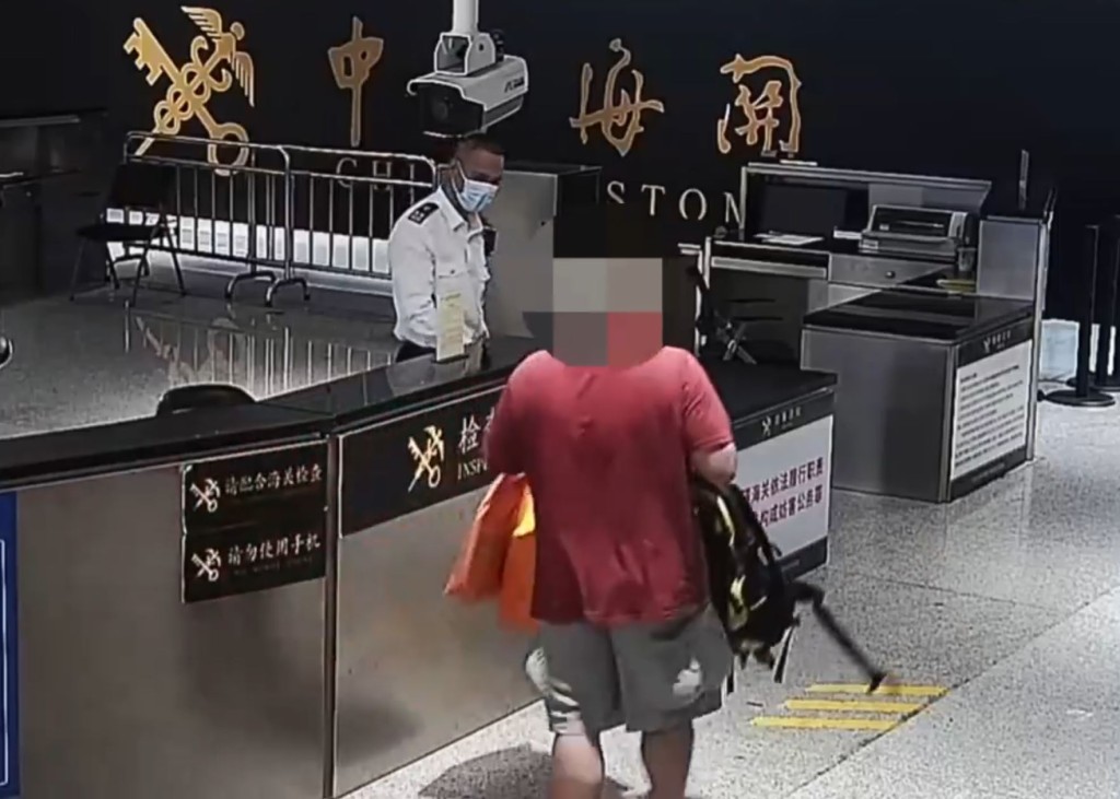港珠澳大桥海关在男旅客“胀卜卜”的裤袋中，搜出15只重逾4公斤活龟。海关发布