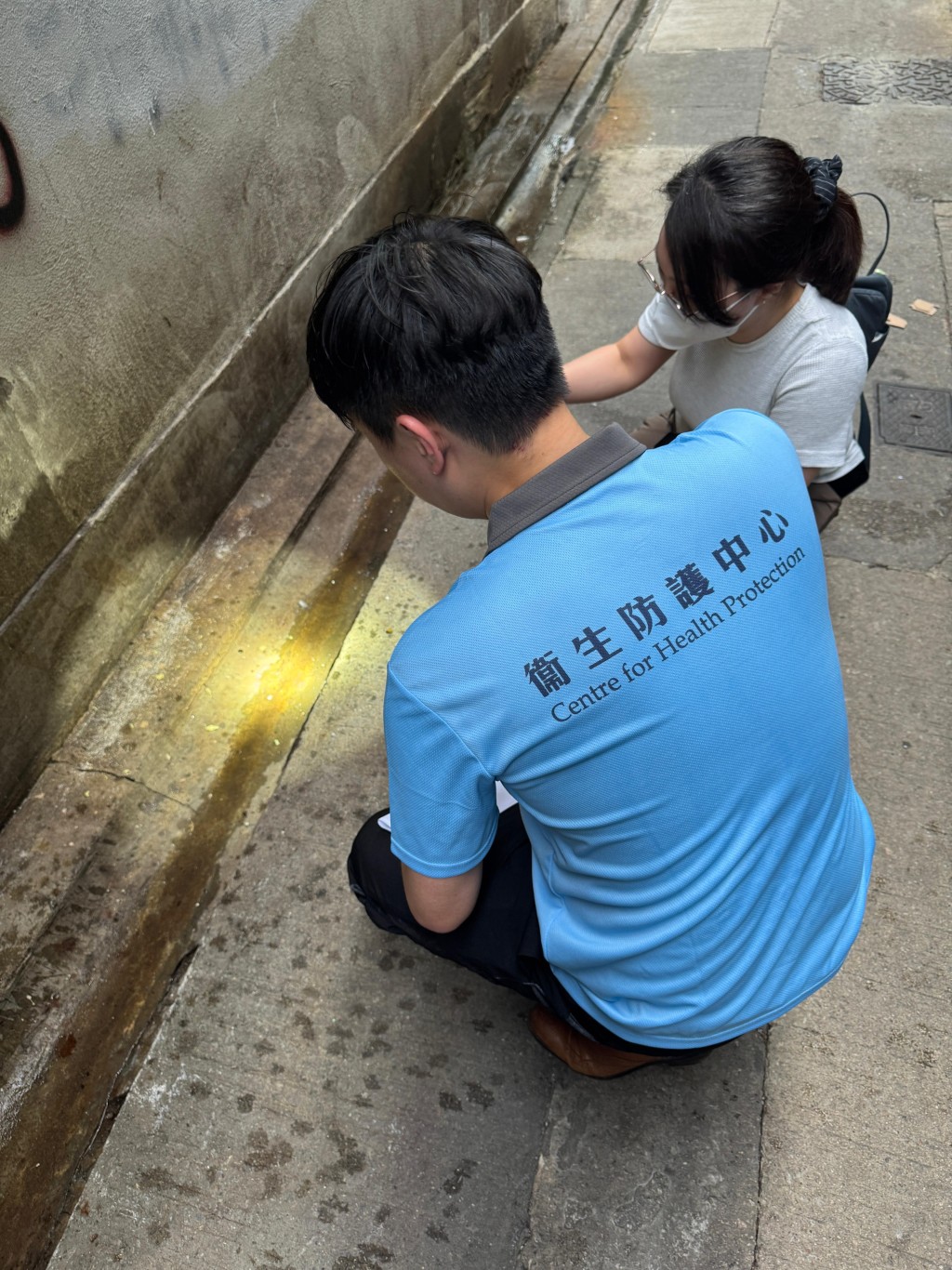 中心人員與食物環境衞生署人員到深水埗一帶進行視察。政府新聞處圖片 中心人員與食物環境衞生署人員到深水埗一帶進行視察。政府新聞處圖片
