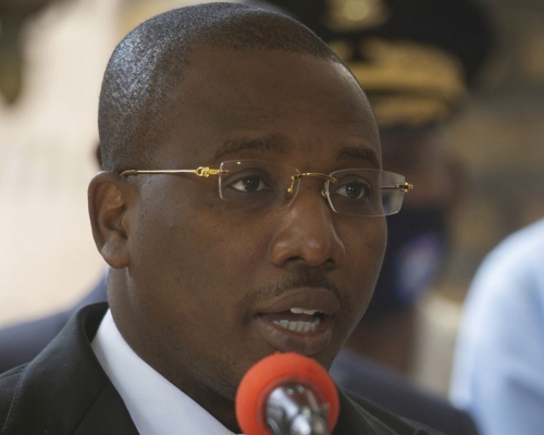 海地临时总理约瑟夫同意交出权力下台。AP图片