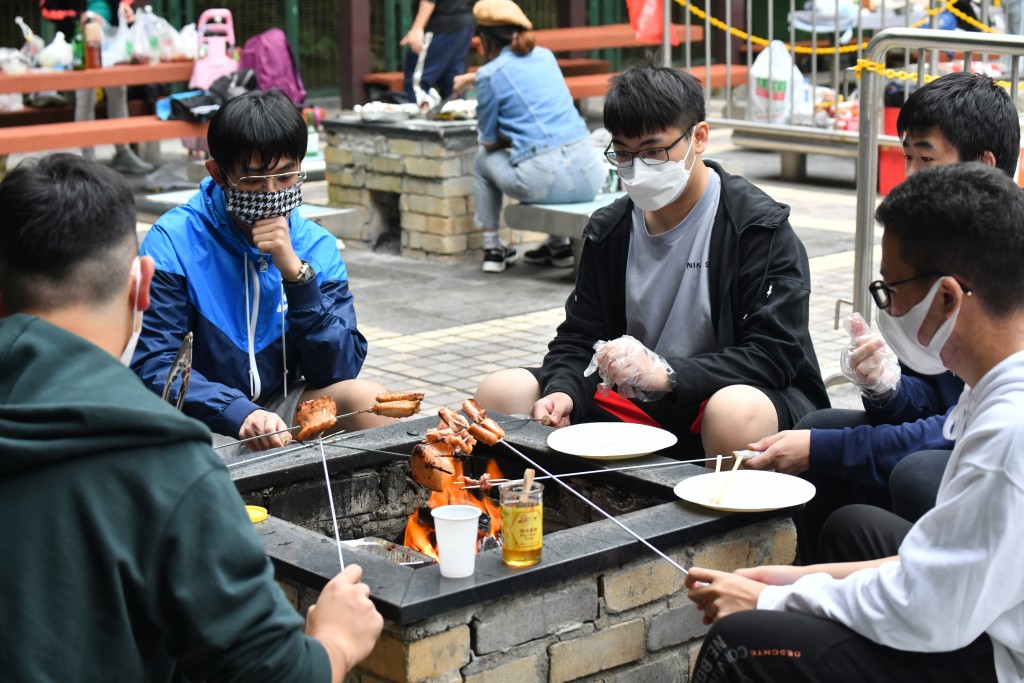 有市民與朋友到場燒烤。盧江球攝