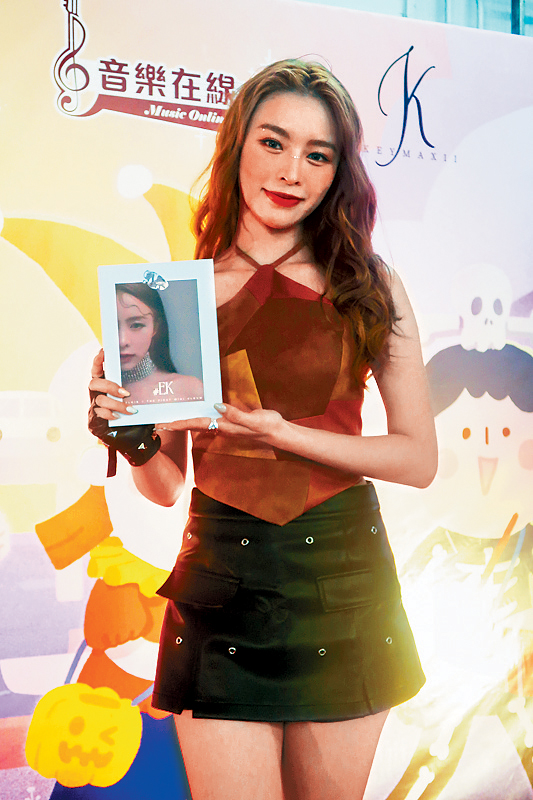 莊錠欣預告下個月台灣開騷，會有少少性感演出。