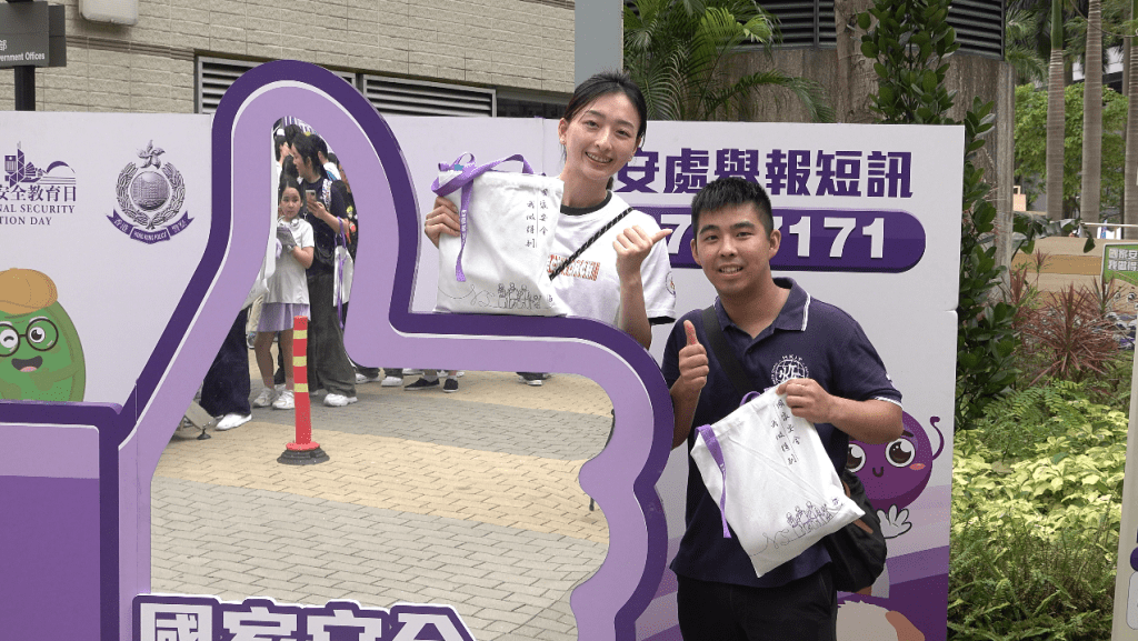 Judy(左)指國安宣傳車內不同小遊戲有助巿民概括了解20項總體國家安全觀。