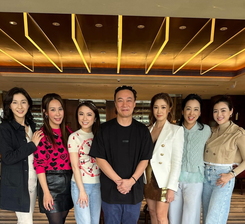 王爱伦、曹敏莉、刘倩婷、翁嘉穗、朱玲玲与陈茵媺食饭，巧遇陈奕迅，并与他合照。