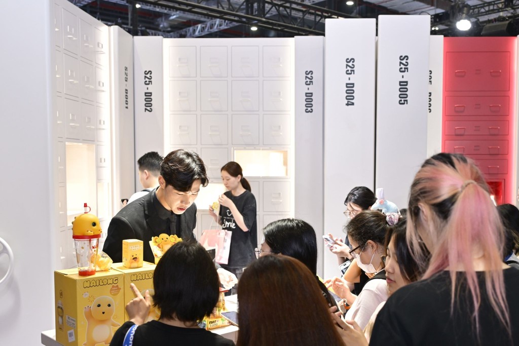 周大福珠寶的展位設有互動遊戲,並準備了奶龍聯名水杯作為禮物。 周大福珠寶的展位設有互動遊戲,並準備了奶龍聯名水杯作為禮物。