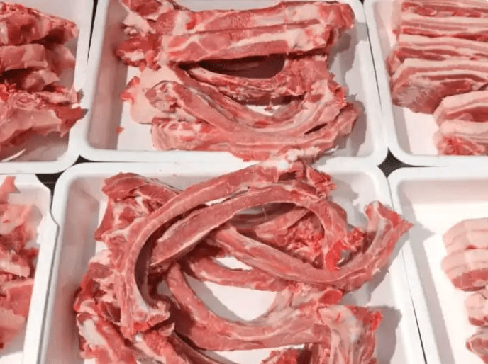 四川11名食堂員工侵佔「優質肉製品」。都市快報示意圖