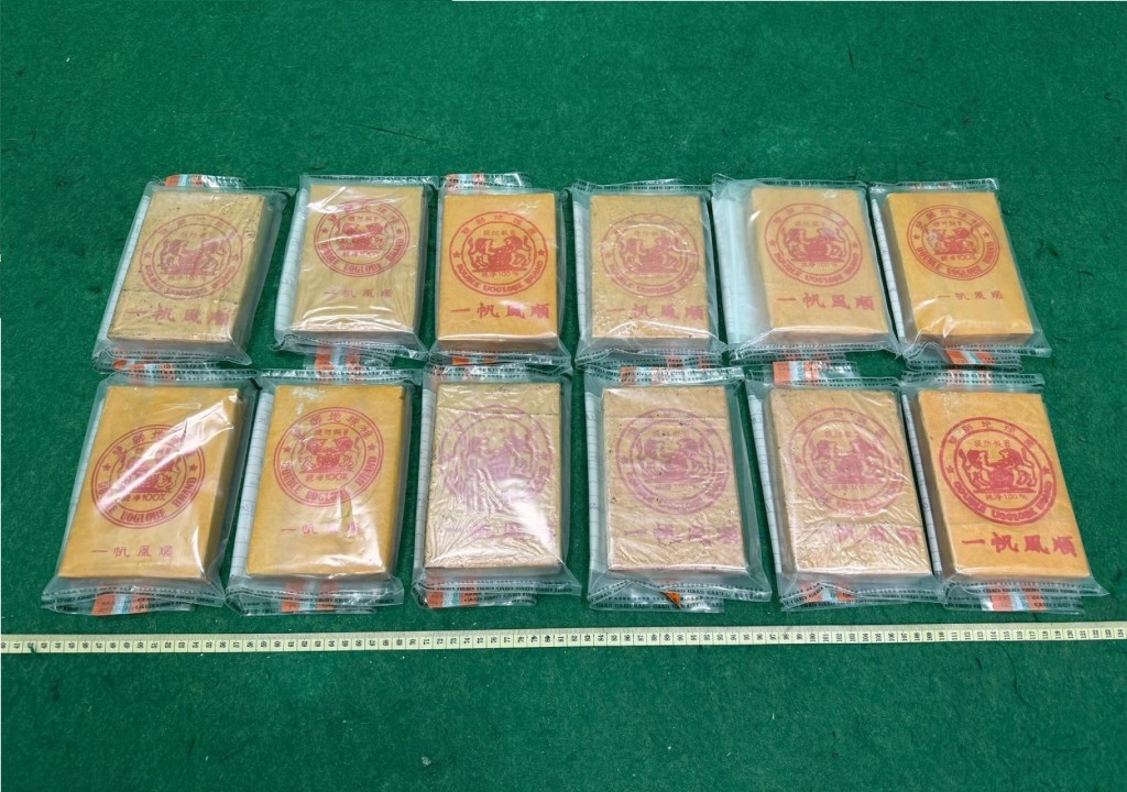 證物圖片可見，涉案海洛英包裝有「雙獅地球標」印章。海關圖片