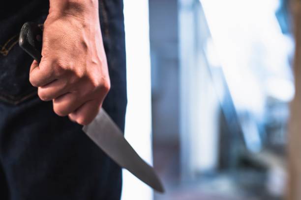 被告入廚房選了一把最鋒利的刀，打算以最快的方式讓妻女擺脱痛苦。