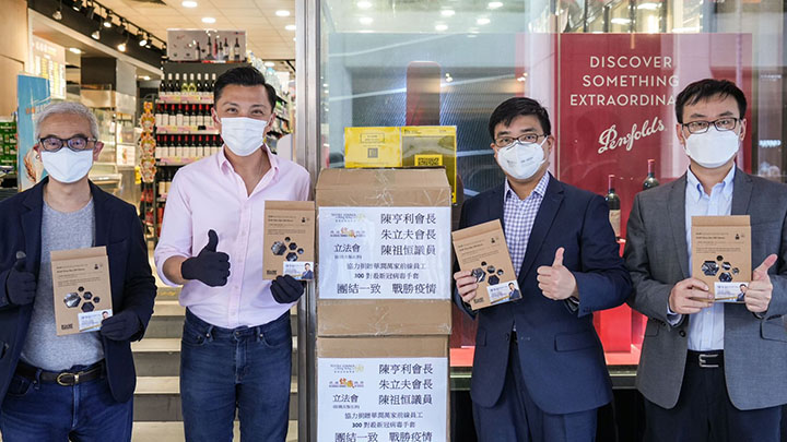 紡織及製衣業界捐贈300對「殺新冠手套」予超市前線員工。