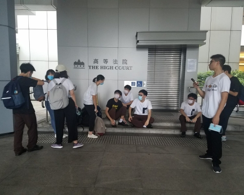 警方施放催淚彈後，法院關閉低層入口。黃梓生攝