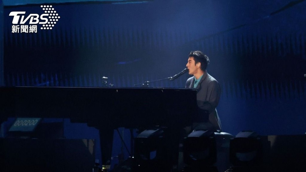 王力宏自彈自唱。（TVBS新聞網圖片）