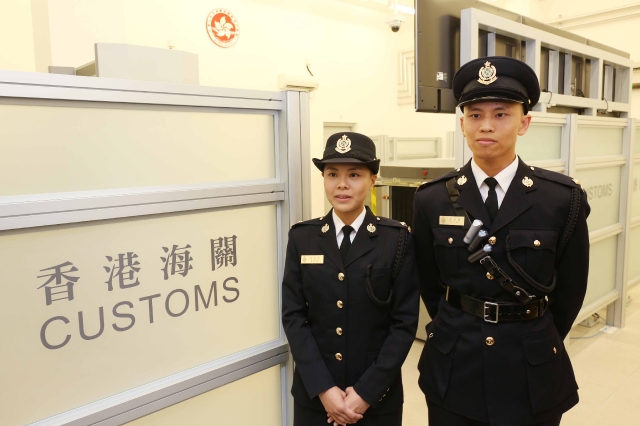 香港海關關員月薪由25,470元至36,270元。 香港海關關員月薪由25,470元至36,270元。