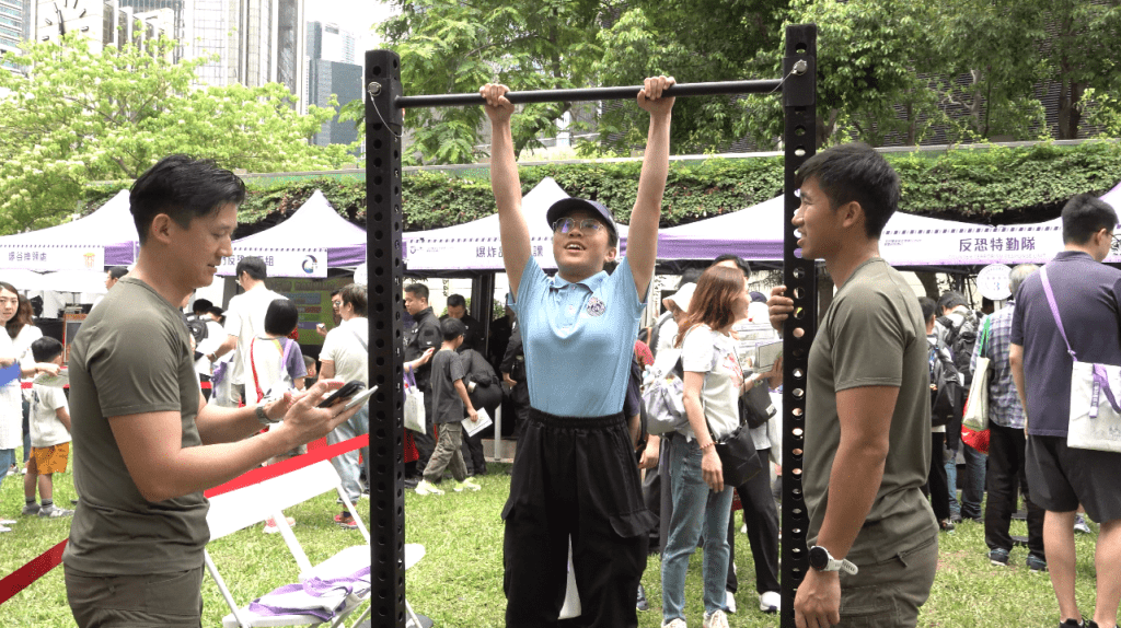 警員與巿民在攤位一同互動。