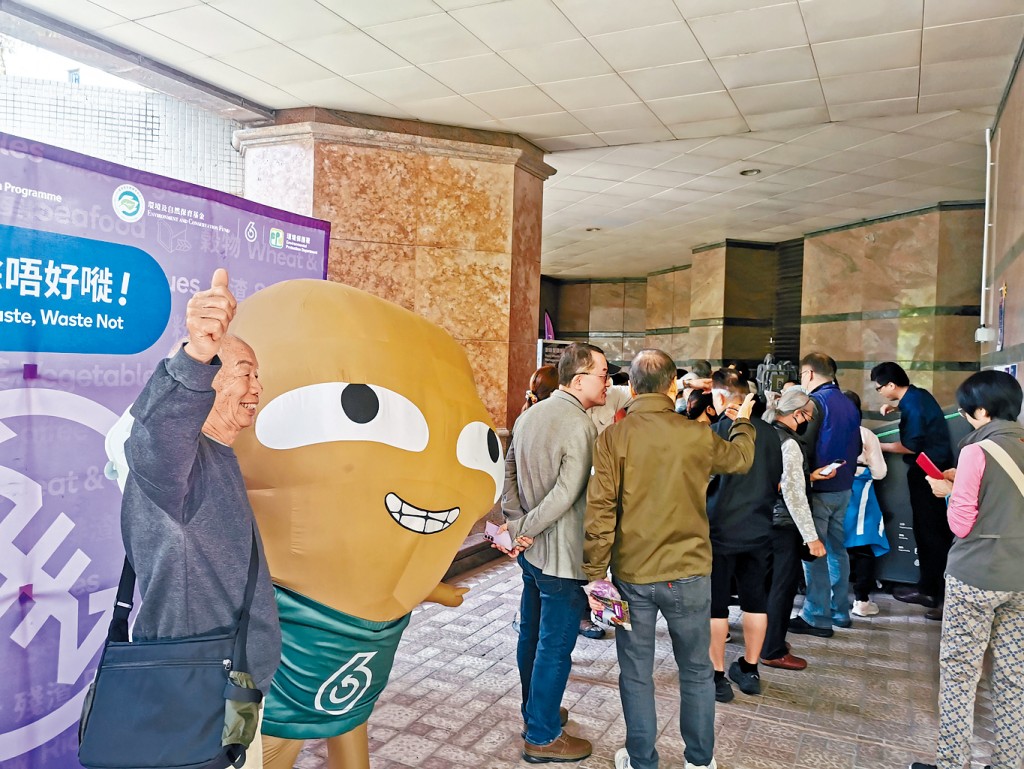 駿景園參與政府的廚餘回收計劃，在智能廚餘回收桶進駐屋苑首日，「大嘥鬼」也出動向居民派發紀念品鼓勵參與回收。