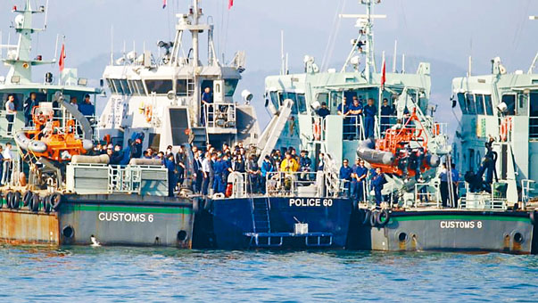 ■三名殉职海关的亲友到现场海祭。