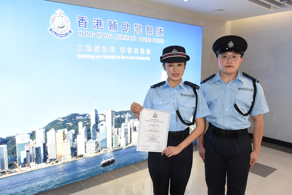 郭倩明(左)榮獲銀笛獎及全期最佳學術獎第一名,她期望透過工程專業與輔警經驗相輔相成,提升警務工作效率。 黃文威攝 郭倩明(左)榮獲銀笛獎及全期最佳學術獎第一名,她期望透過工程專業與輔警經驗相輔相成,提升警務工作效率。 黃文威攝