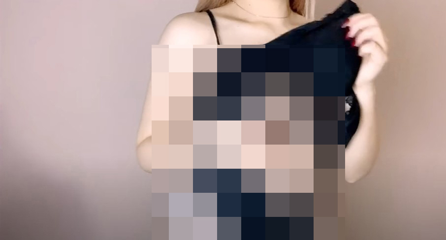 有港女Youtuber以“Lookbook”为主题，以香艳自拍换衫为噱头，图为该Youtube频道的截图。