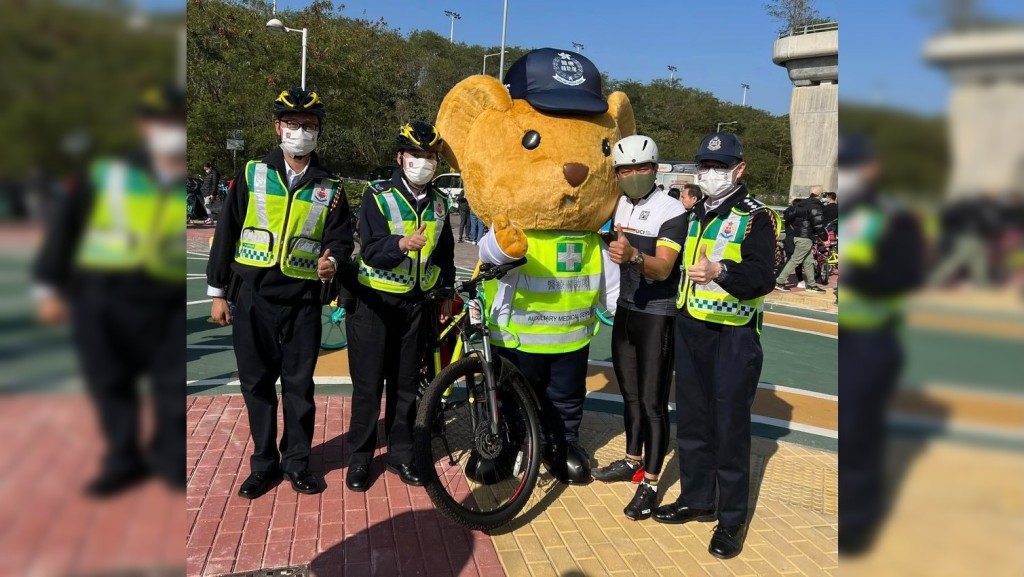 醫療輔助隊成員等到將軍澳跨灣大橋單車徑派單張,提醒注意安全,黃金寶亦有出席。黃俊碩fb