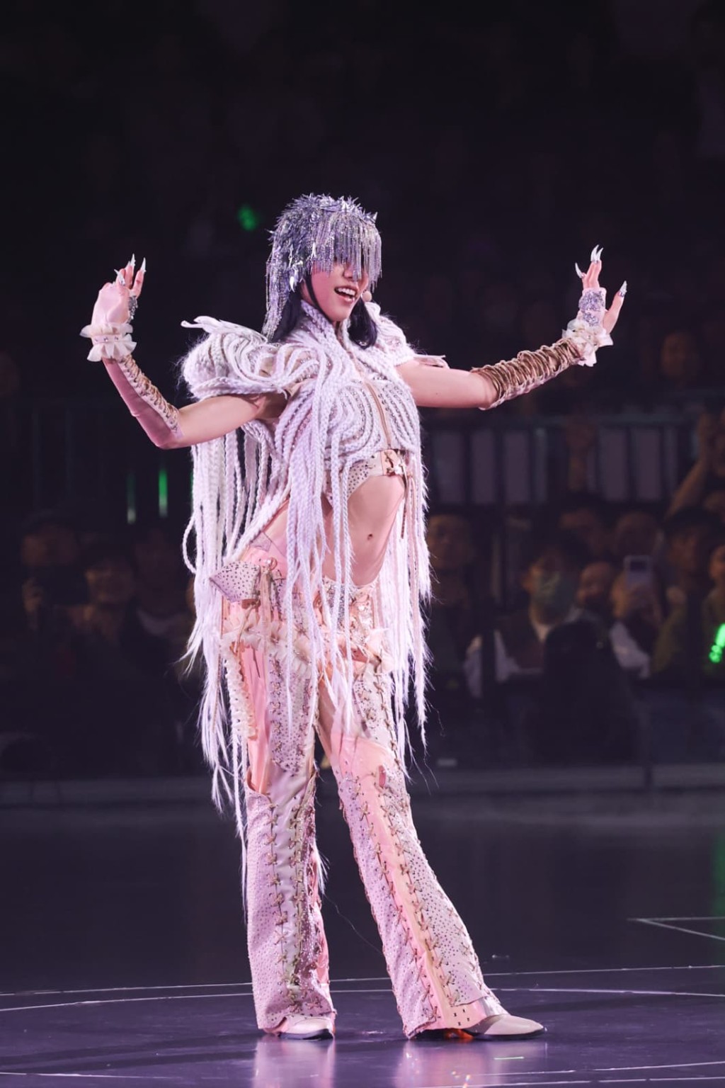 甫開場，陳凱詠帶來連串歌曲。