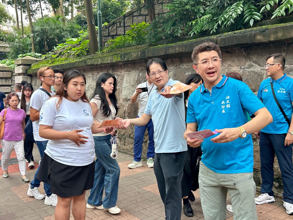 油尖警區聯同「反詐騙協調中心」今日於尖沙咀海防道一帶向市民派發防騙資訊單張及講解最新詐騙手法。