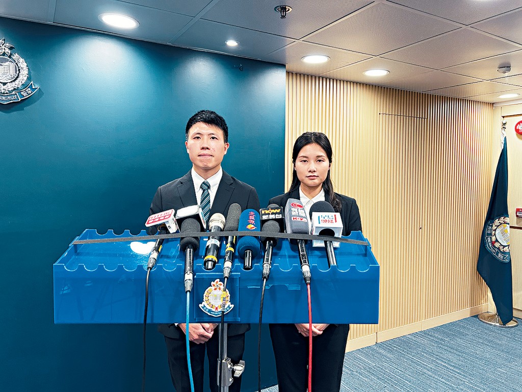 元朗警區刑事調查隊第12隊高級督察陳敏熹(右)及深水埗警區刑事調查隊第1隊督察馬沛聰(左)交代案情。