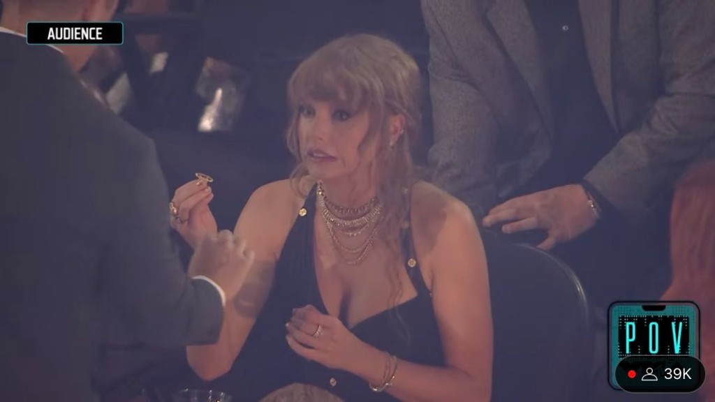 Taylor在VMA丢失金戒指上的钻石，露出震惊表情。