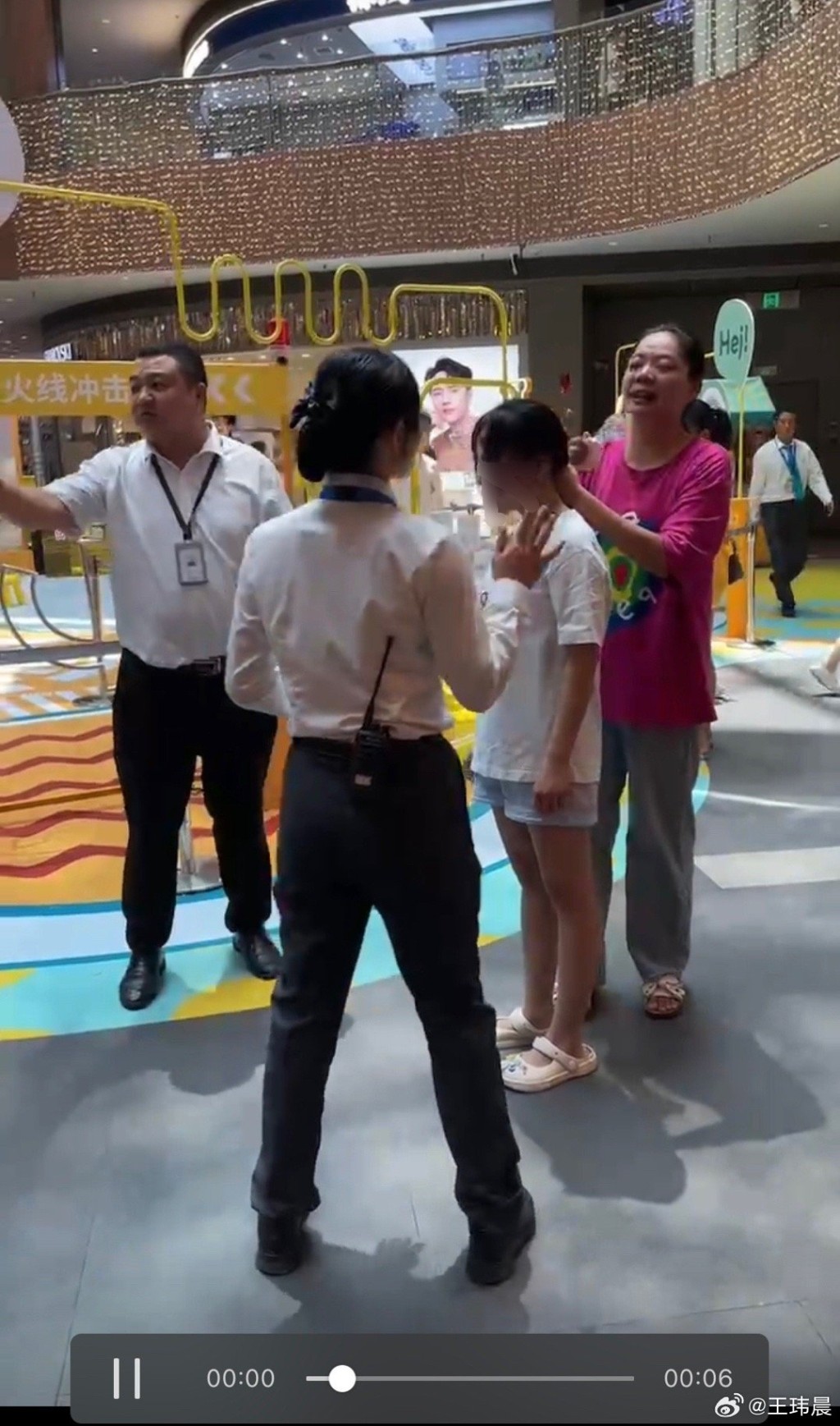 湖南網友早前爆料，指一名幼兒園女老師疑似出軌學生爸爸，大婆抓着小三一邊遊街一邊拍片。大婆與小三疑似被截停。