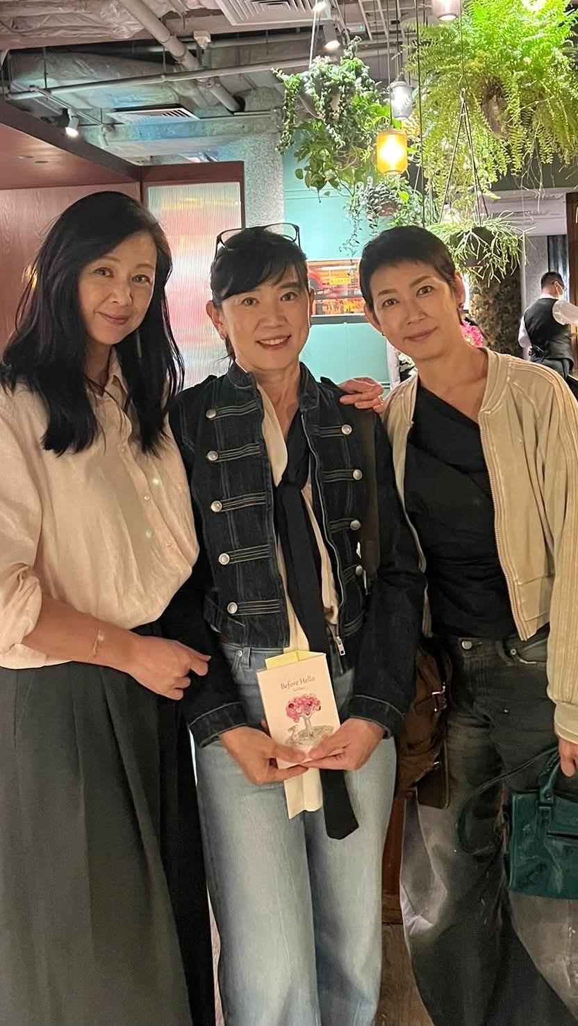 王馨平昨日(3日)在FB分享三姊妹的近照。 王馨平昨日(3日)在FB分享三姊妹的近照。