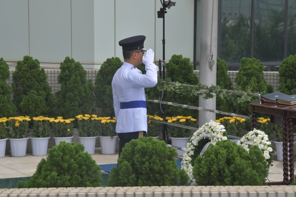 警务处长萧泽颐在仪式中向殉职同袍致敬。杨伟亨摄