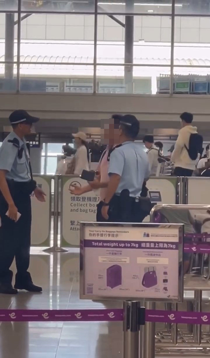 有兩名警員上前安撫，惟男子依然情緒激動。網上片段截圖