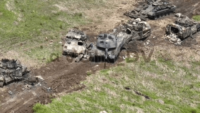 俄國防部10日公佈的烏軍被毀裝甲車輛殘骸畫面。