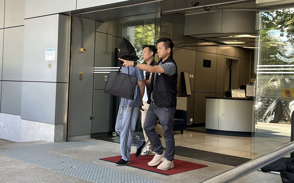 行動中，警方拘捕4男1女。