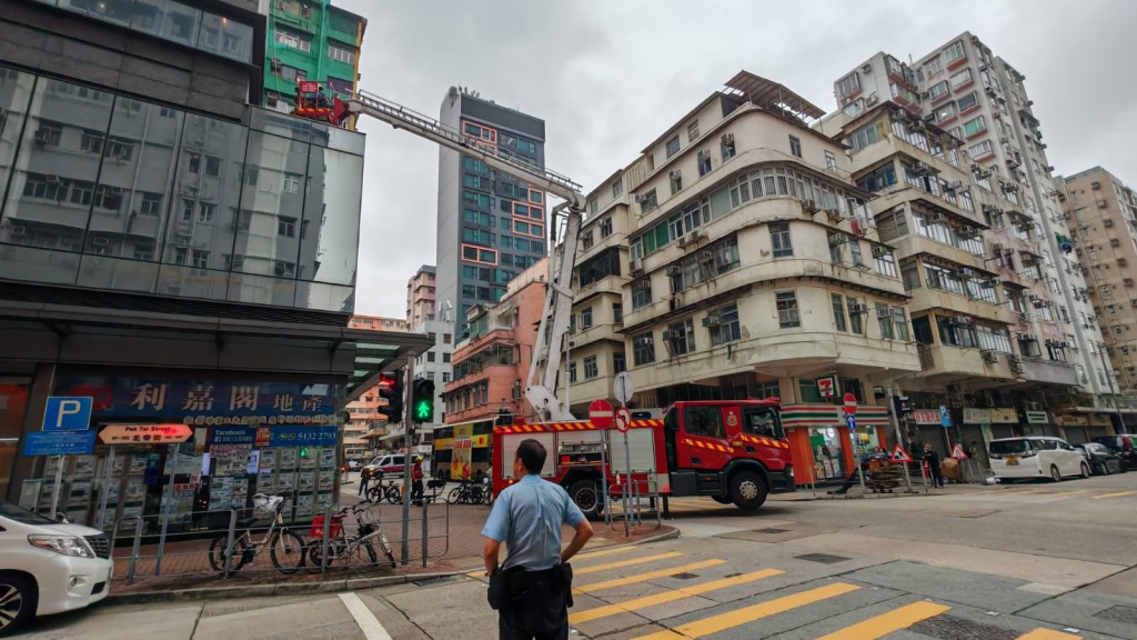 警員正調查事件。蔡楚輝攝