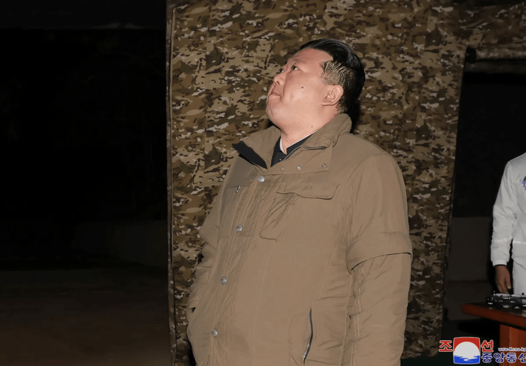北韓官媒發布領導人金正恩遙遠觀看發射的照片。美聯社