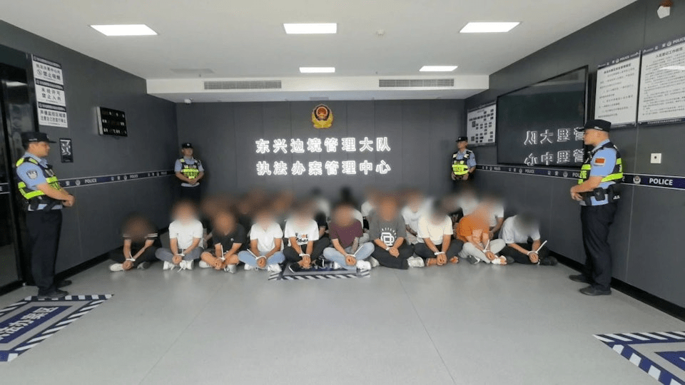 警方在行動中拘捕多名涉嫌偷渡出境人員。 警方在行動中拘捕多名涉嫌偷渡出境人員。