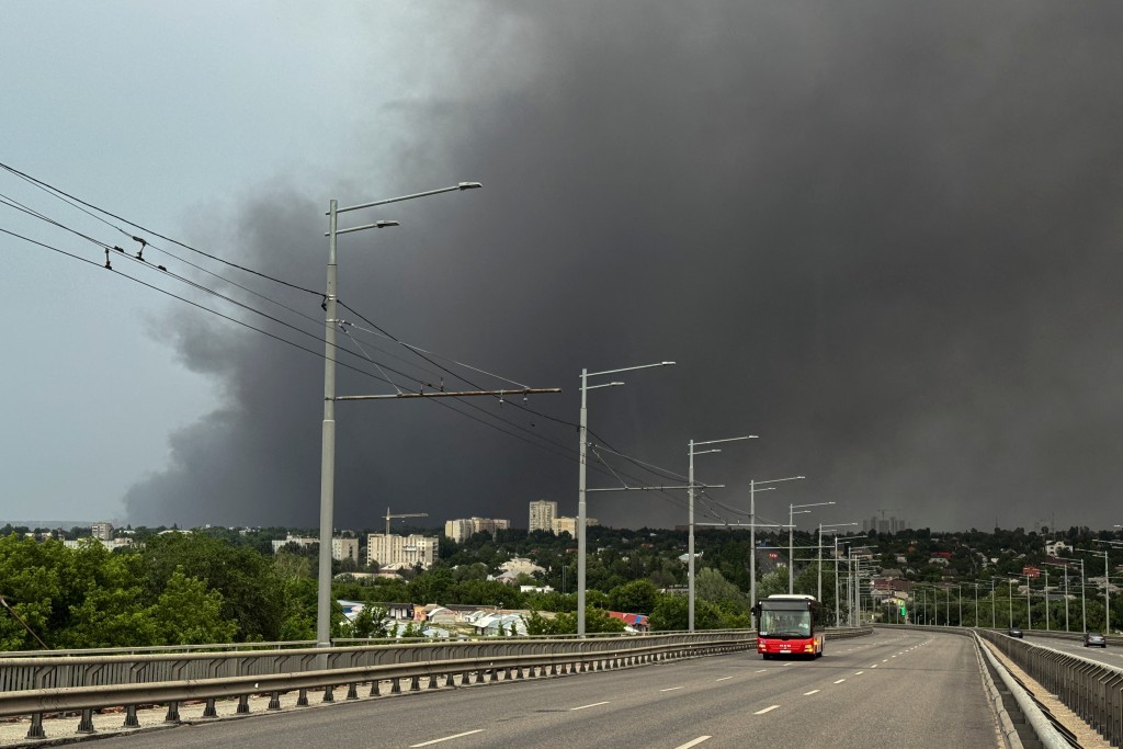 在俄軍空襲中，烏克蘭多處冒出濃煙。