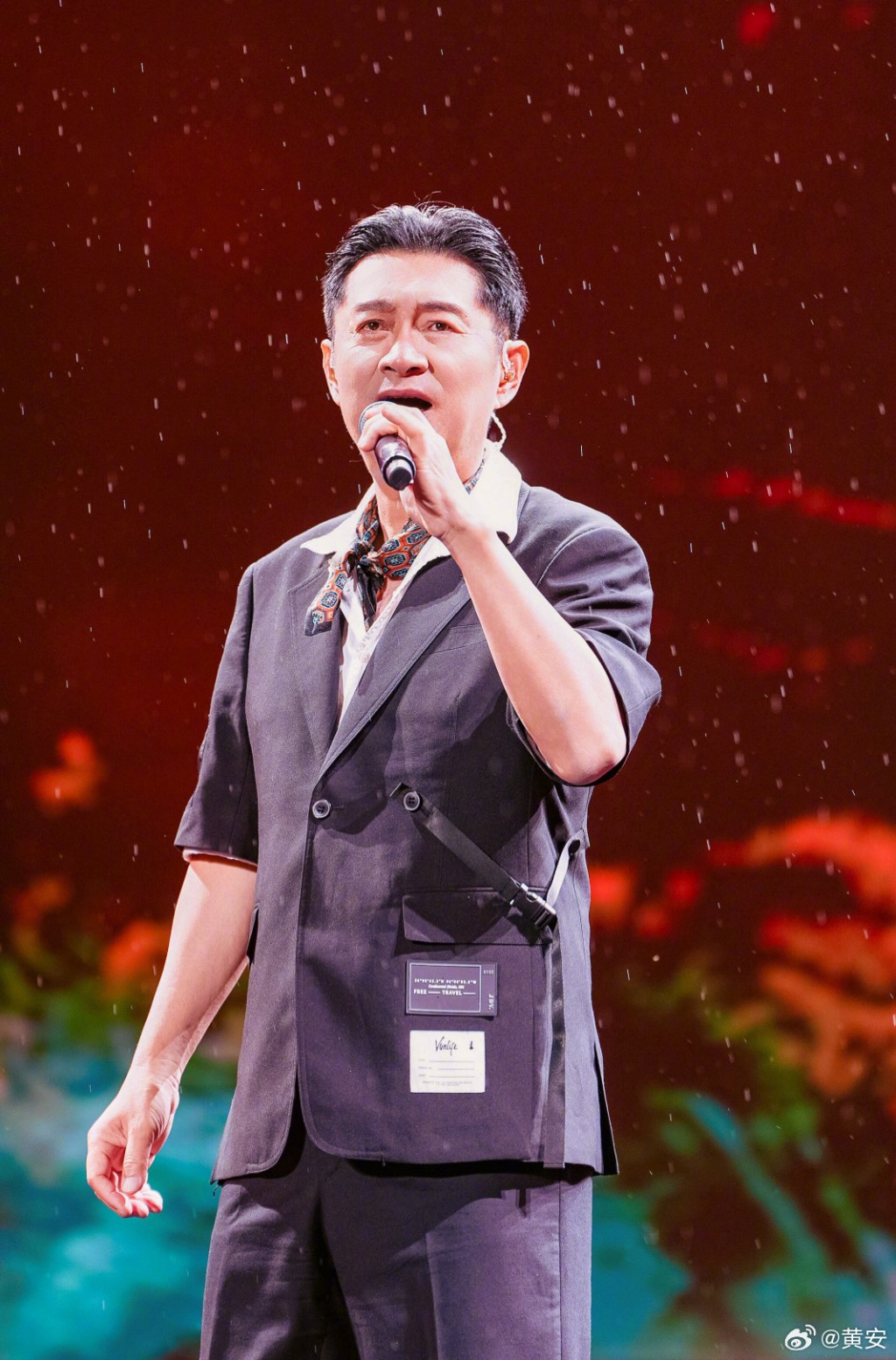 黃安熱愛中國。 黃安熱愛中國。
