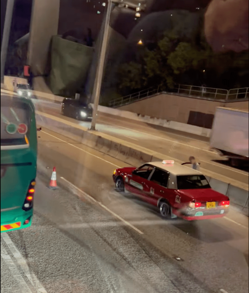 其中一輛意外後停於快線上。Facebook 屯門公路塞車關注組影片截圖 其中一輛意外後停於快線上。Facebook 屯門公路塞車關注組影片截圖